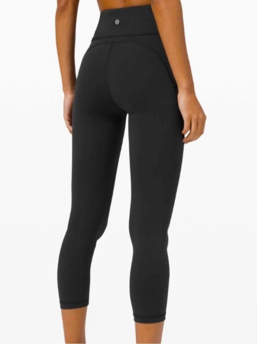 Lululemon Invigorate High-Rise Crop 23"
Black sz 6 yoga gym training sculpt